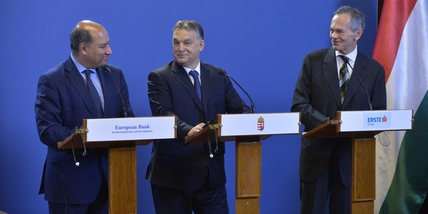 Zľava predseda Európskej banky pre obnovu a rozvoj (EBOR) Suma Chakrabarti, maďarský premiér Viktor Orbán a generálny riaditeľ Erste Bank Andreas Treichl 