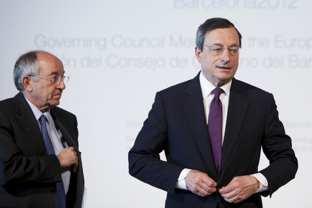 Bývalý guvernér španielskej centrálnej banky Miguel Ángel Fernández Ordóñez a súčasná hlava ECB Mario Draghi