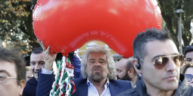 Líder Hnutia piatich hviezd Beppe Grillo (so srdcom na hlave)