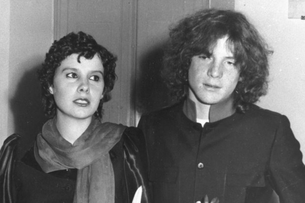 Na snímke z 13.septembra 1974 John Paul Getty III. (vpravo), vnuk amerického ropného magnáta Johna Paula Gettyho (1892–1976), s mladomanželkou Martine Zacherovou v talianskom Sovicille. 