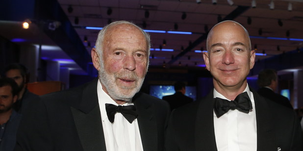 Zľava James Simons a Jeff Bezos 