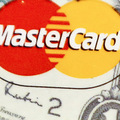 Visa a Mastercard chc� do ��ny, ale zatia� sa im to nedar�