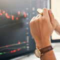 Bitcoin v pondelok padol až o 17 % Bitcoin v pondelok padol až o 17 %