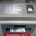 Zabudnut� bankovky v bankomate treba vr�ti�, ale komu?