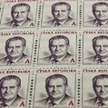 Od dnes je Zeman fialov� a bez lepidla, stoj� desa� kor�n  