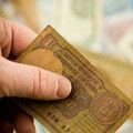 Na vlastnej ko�i: Investi�n� bank�r si vysk��al �ivot v biede, horko zaplakal