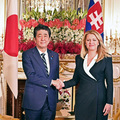 Zomrel otec Abenomiky: B�val� japonsk� premi�r �inz� Abe pod�ahol zraneniam stre�by