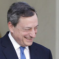 Draghi: ECB po��ta s rizikami pri tla�en� pe�az�