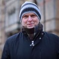 G�nius, �o predbehol �as, alebo ne��astn� pom�tenec? Netradi�n� ekon�m ver� v robotick� bud�cnos�
