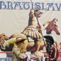 Bratislava vych�dza z tie�a Viedne, pr�vetivos� v slu�b�ch v�ak st�le ch�ba