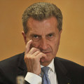 Roamingov� poplatky zanikn� v roku 2017, tvrd� Oettinger
