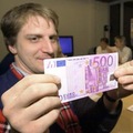 Záporné sadzby tlačia sporiteľov do hotovosti: Ruky preč od 500 eurových bankoviek! Záporné sadzby tlačia sporiteľov do hotovosti: Ruky preč od 500 eurových bankoviek!