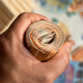 Gazprom �iada platbu v rub�och: Euro kleslo na p�ro�n� minimum�