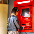 Zbavte sa bankoviek z in�ch �t�tov: Nov� automat vymen� a� 150 r�znych mien