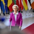Spolo�n� n�kupy a korekcie na burze: L�dri E� sa dohodli na bal�ku opatren� na rie�enie energetickej kr�zy