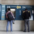 Eur�pske banky pod tlakom Bruselu: Zalo�i� ��et musia ka�d�mu obyvate�ovi E�