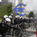 Vojna za��na tu! Pred Eur�pskou centr�lnou bankou lietali vzduchom kamene