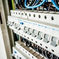 Ceny elektriny pre dom�cnosti s� na Slovensku zatia� relat�vne priazniv�. Aj tak energie po�ieraj� v�znamn� �as� pr�jmov.
