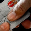 Biometria v praxi: ��ta�ka odtla�kov prstov priamo na platobnej karte