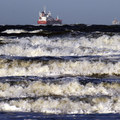 Pr�livov� vlna, ktor� zdv�ha v�etky lode