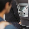 Stalking môže mať formu sledovania financií zo strany partnera Stalking môže mať formu sledovania financií zo strany partnera