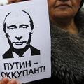 Velik�n aj okupant: Putinova popularita po inv�zii na Krym v Rusku st�pa, pre�o sa vlastne tla�� na Ukrajinu?