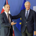 Dopady tvrd�ho Brexitu: 10-percentn� pokles libry, rast�ci FTSE 100 a drastick� krok Bank of England