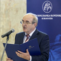 Jozef Mak�ch sa vzd�va funkcie guvern�ra NBS, o post prejavil z�ujem minister financi� Peter Ka�im�r