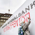 Starenka postriekala stenu národnej banky, nepáčia sa jej aktivity Starenka postriekala stenu národnej banky, nepáčia sa jej aktivity