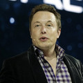 Akumul�torov� biznis: Musk chce spoji� dve svoje firmy, akcion�ri kr�tia hlavou