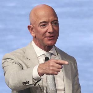 Bezos po rekordných číslach predal akcie firmy za dve miliardy dolárov Bezos po rekordných číslach predal akcie firmy za dve miliardy dolárov
