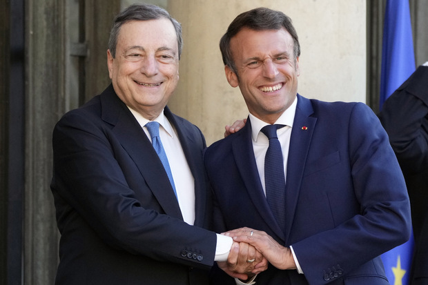 �ierny scen�r, miestami a� kon�pira�n�: Nitky v ruk�ch celebr�t z Davosu, Lagardovej kapitul�cia, rozpad euroz�ny