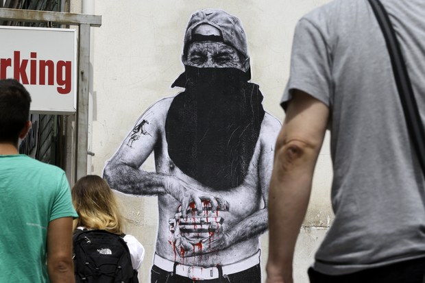 Gr�cka kr�za na at�nskych sten�ch: Pohreb eura a Merkel Mouse poukazuj� na frustr�ciu obyvate�ov