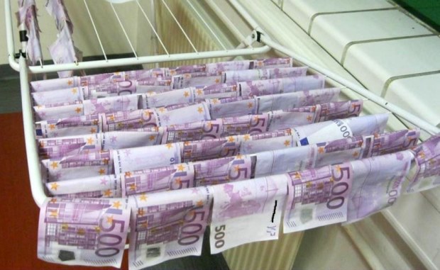 Prv� stopa tajomn�ch pe�az� v Dunaji: Pol�cia vie, z ktorej banky s� 