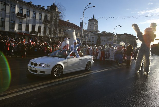 �tok na rusk� autosal�ny: Prepad rub�a urobil z Bielorusov boh��ov
