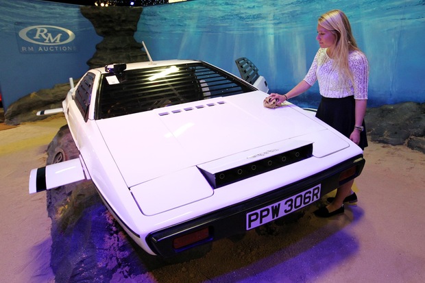 Lotus 007 v aukcii: Ponorkov� auto Jamesa Bonda predali za viac ne� 650 000 eur