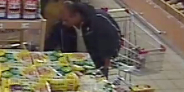 Ako sa kradne v Po�sku: Profesor si schoval pod klob�k mrazen� kur�a