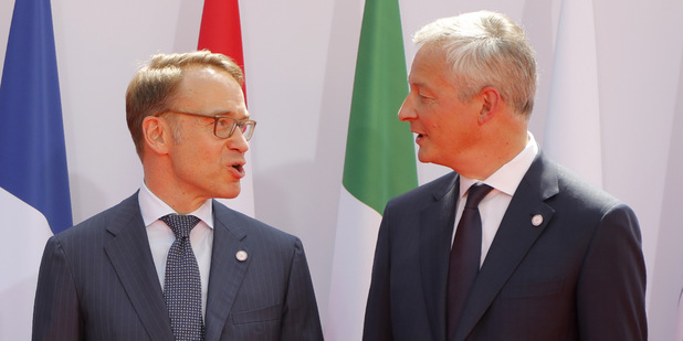 Francúzsky minister financií Bruno Le Maire (vpravo) a nemecký šéf  Bundesbank  Jens Weidmann