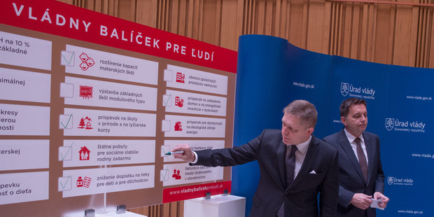  Prelom do poplatkovej politiky b�nk: Premi�r od�krtol zavedenie lacn�ho ��tu pre v�etk�ch, odborn�ci zost�vaj� skeptick�