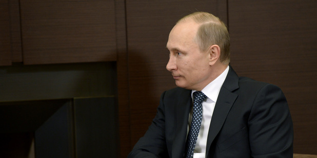 Velik�n aj okupant: Putinova popularita po inv�zii na Krym v Rusku st�pa, pre�o sa vlastne tla�� na Ukrajinu?