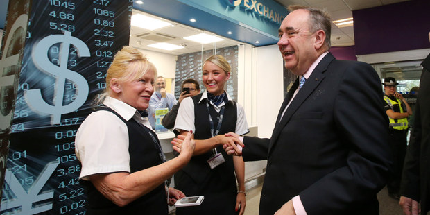 �k�tske referendum: Pre strach z paniky pres�vaj� mili�ny bankoviek na sever