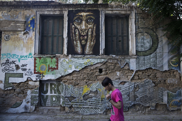 Gr�cka kr�za na at�nskych sten�ch: Pohreb eura a Merkel Mouse poukazuj� na frustr�ciu obyvate�ov