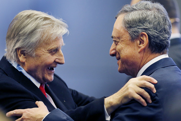  Bývaký šéfovia Európskej centrálnej banky, Jean–Claude Trichet vľavo a Mario Draghi  