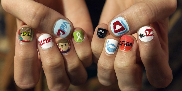 Facebook pl�nuje videoreklamu, Youtube platen� kan�ly