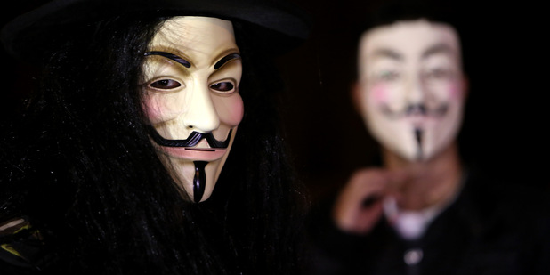 Hackeri z Anonymous za�ali radi� investorom, makl�ri kr�tia hlavou