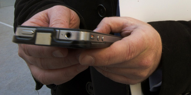 Pre�o st�le plat�me za telefonovanie v zahrani��  viac: Kto vlastne brzd� zru�enie roamingu