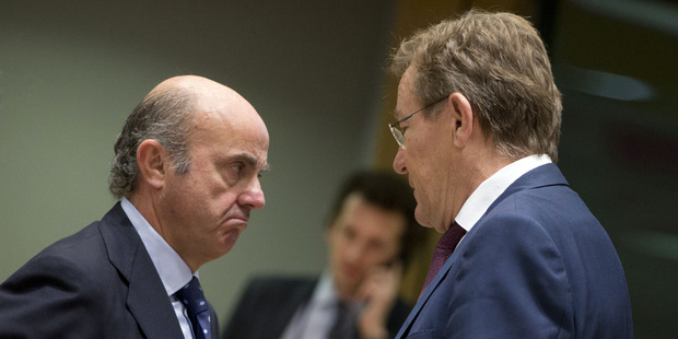 Španielsky minister hospodárstva  Luis de Guindos (vľavo) a belgický minister financií Johan Van Overtveldt