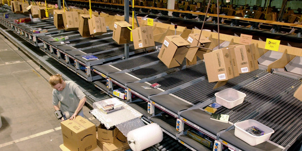 Amazon: Zamestnanci �trajkuj� za vy��ie platy, hospod�rske v�sledky sklamali rovnako ako Fire Phone