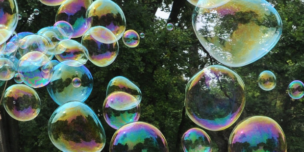 Akcie, dlhopisy, hotovos�: Kde hroz� najv��ie riziko?