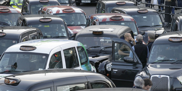 Ste dostato�ne bohat�? T�chto dev� luxusn�ch slu�ieb si ka�d� dovoli� nem��e